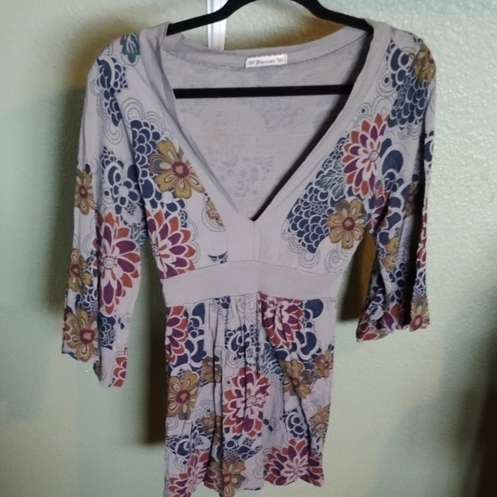 Forever 21 Gray Floral V-Neck Blouse
